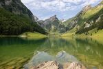 山间碧湖美景