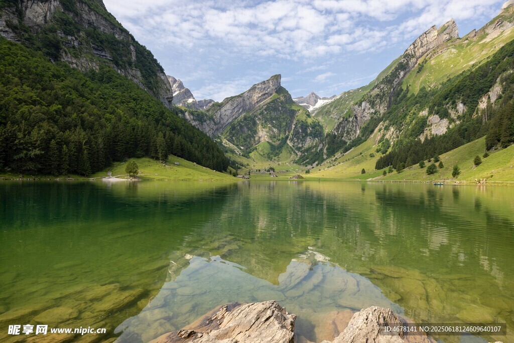 山间碧湖美景