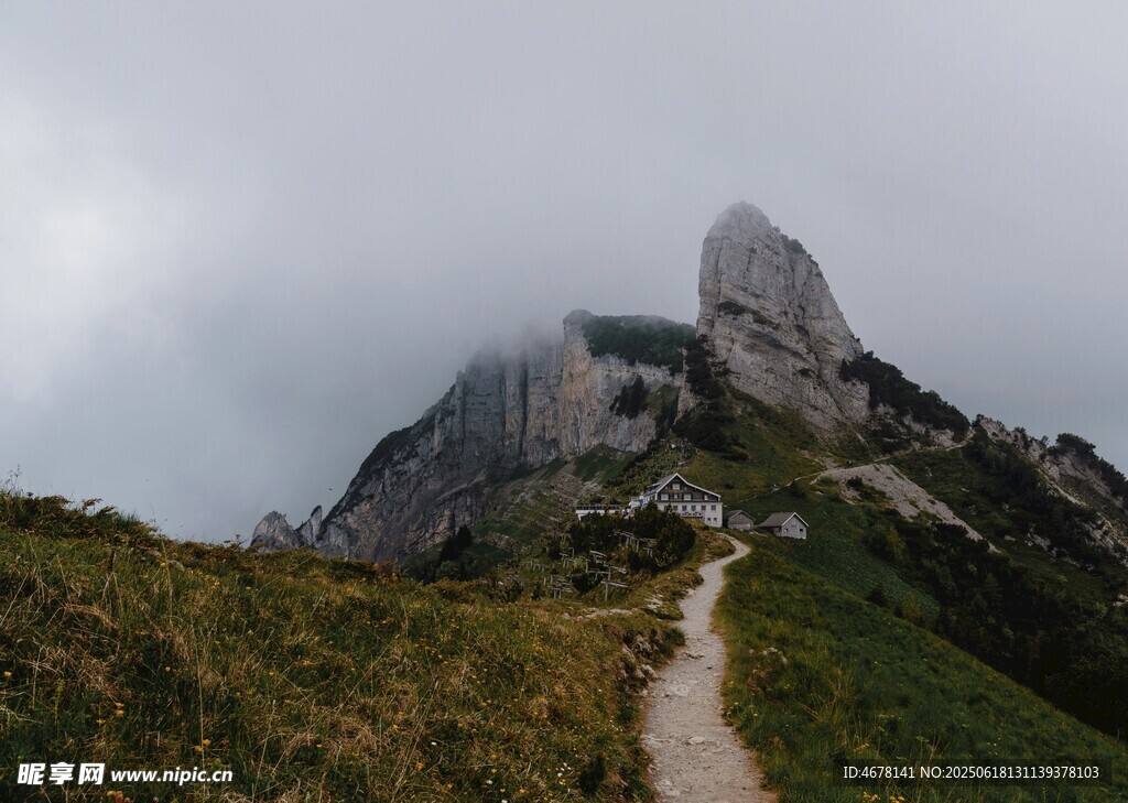 山间小径通往巍峨山峰