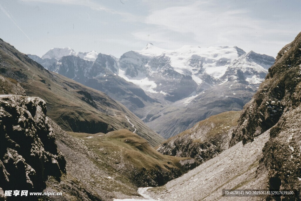 壮丽雪山山谷景观