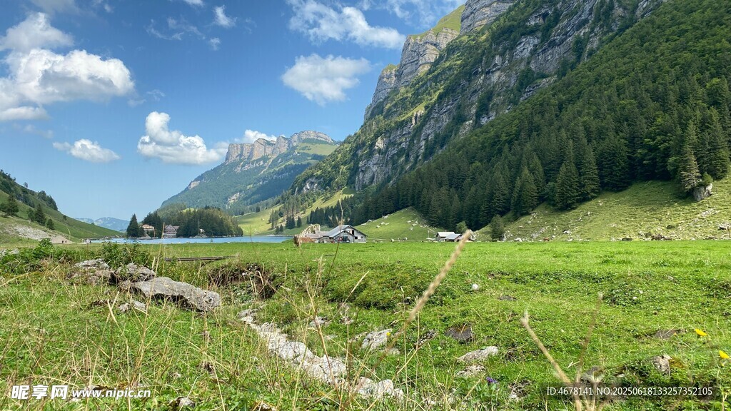 山间绿野湖泊美景