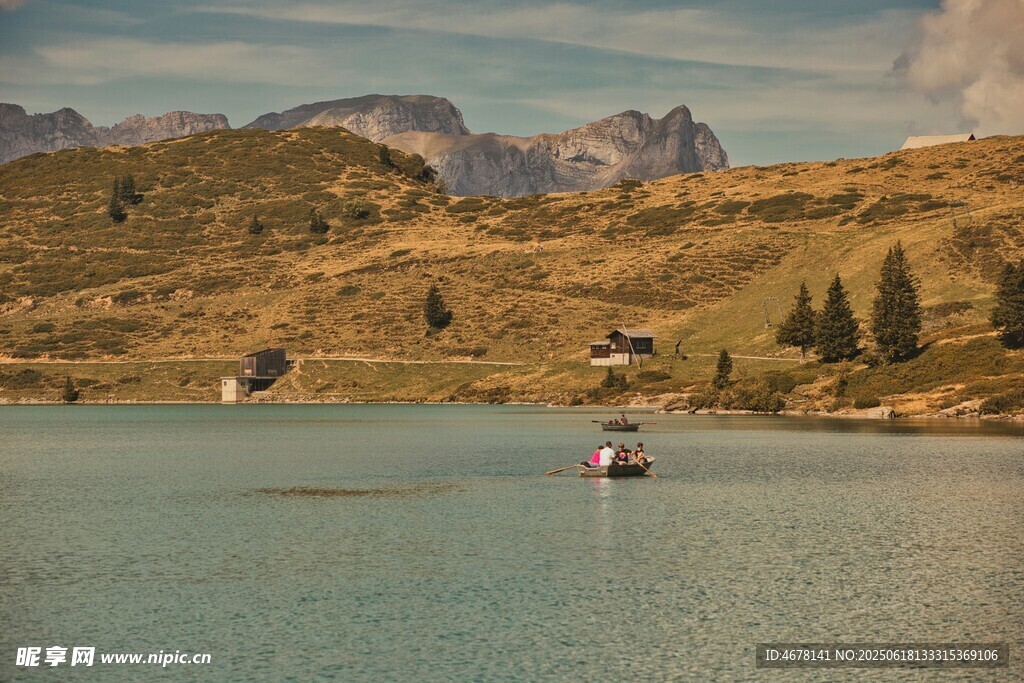 湖畔山间美景