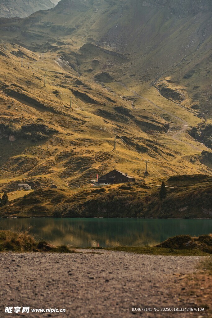 山间秋色美景