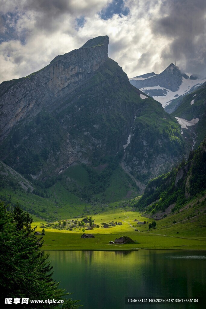 高山湖畔美景