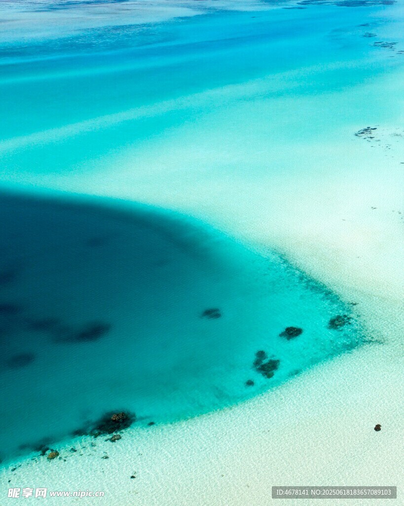 梦幻蓝绿海水与海底景观