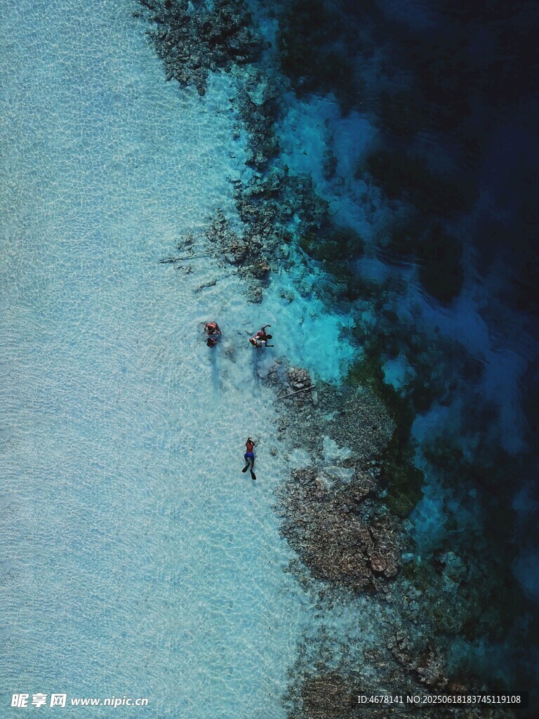 俯瞰清澈海水中的潜水者