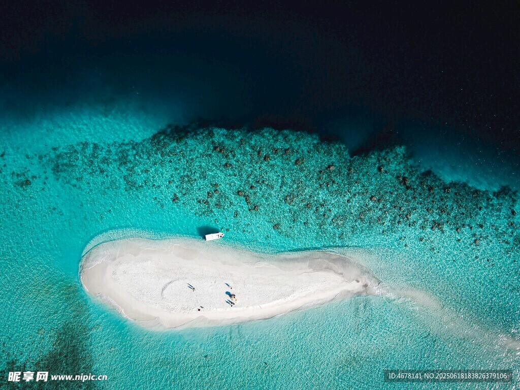 俯瞰海中沙洲与游人