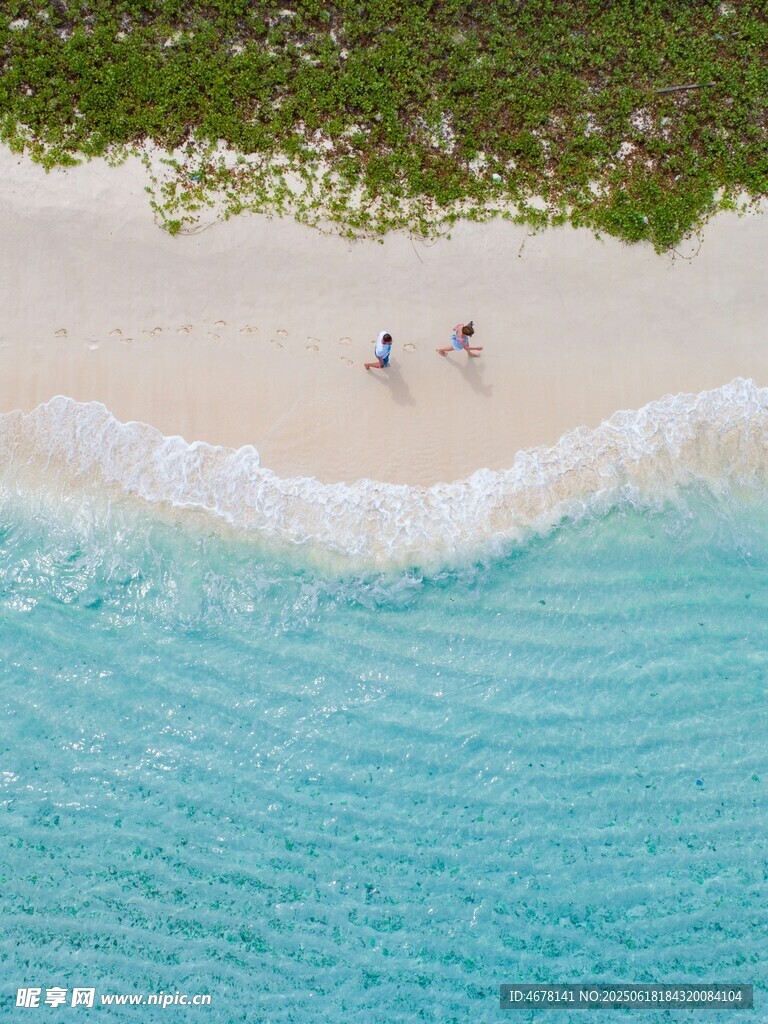 海滩漫步的浪漫景致