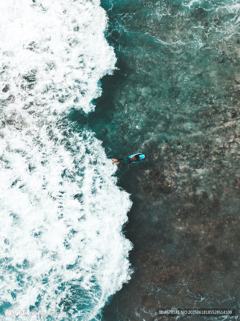 海浪拍打岸边的美丽景象