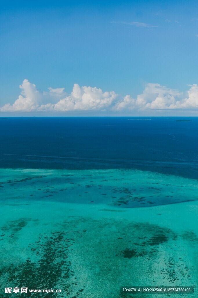 碧海蓝天的迷人海洋风光