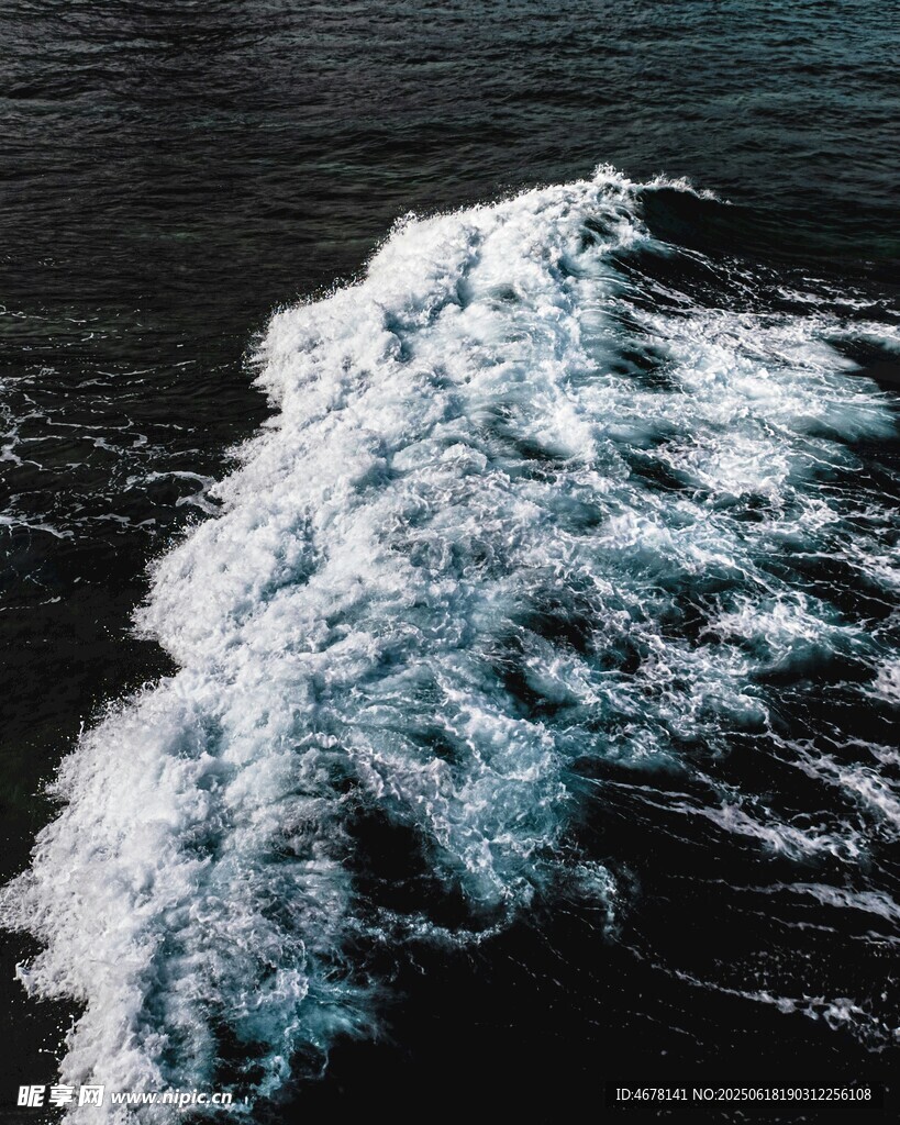 海上航迹翻涌的白色浪花