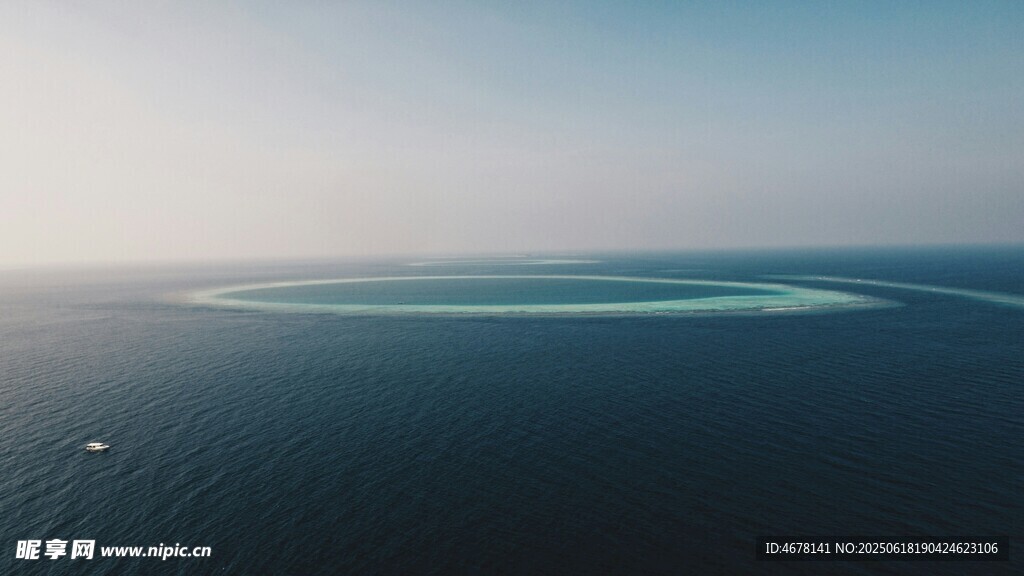 俯瞰海上环状美丽珊瑚礁