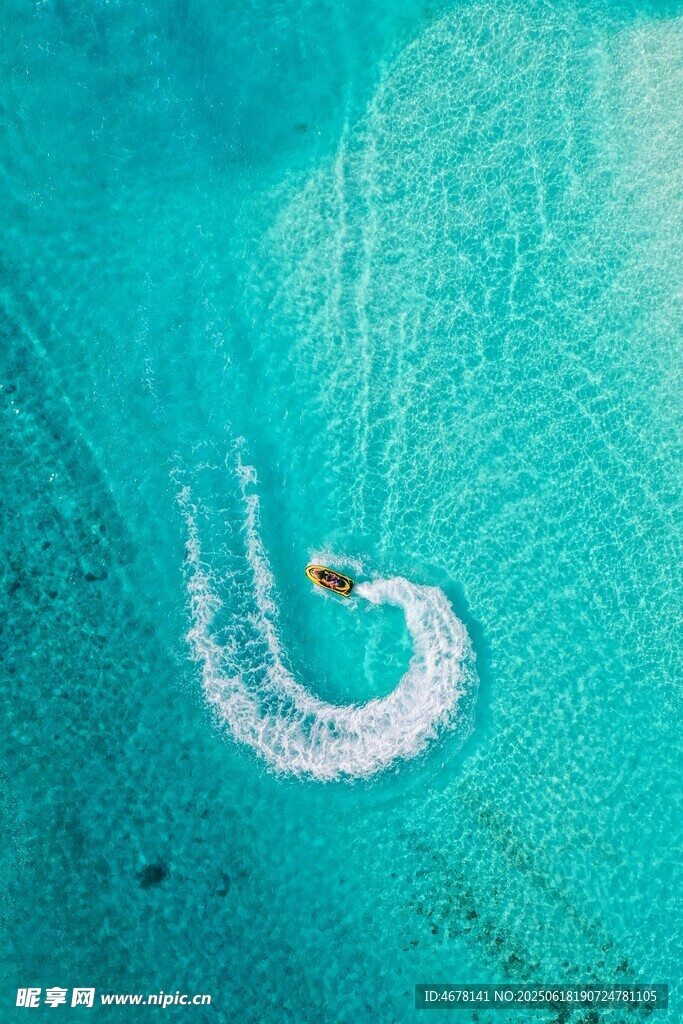 海上快艇划出美丽弧线