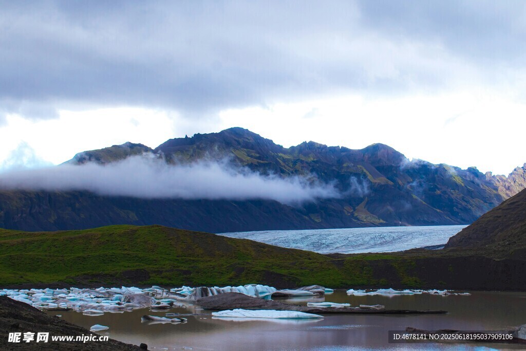 云雾缭绕的壮美山川景色