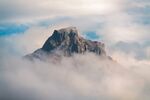 云雾缭绕中的巍峨山峰