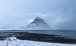 冰岛雪景中的孤峰