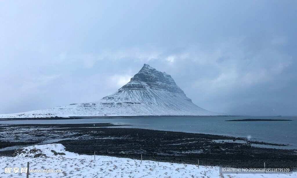 冰岛雪景中的孤峰