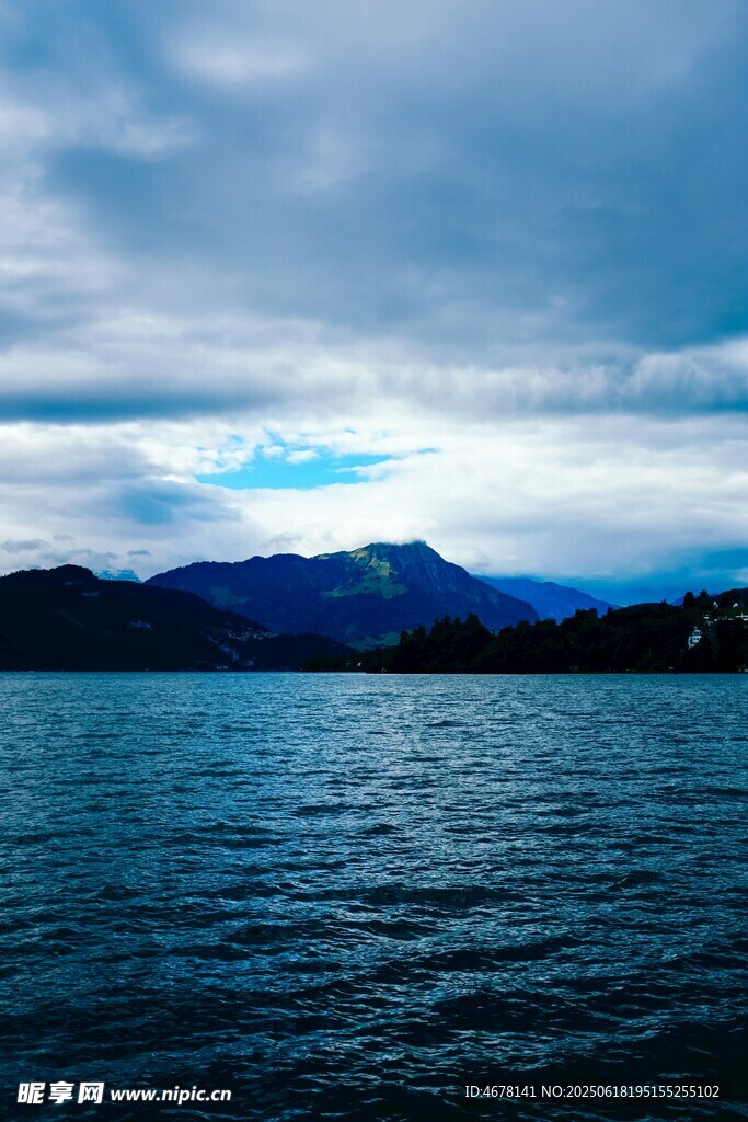 宁静湖景与远处山峦
