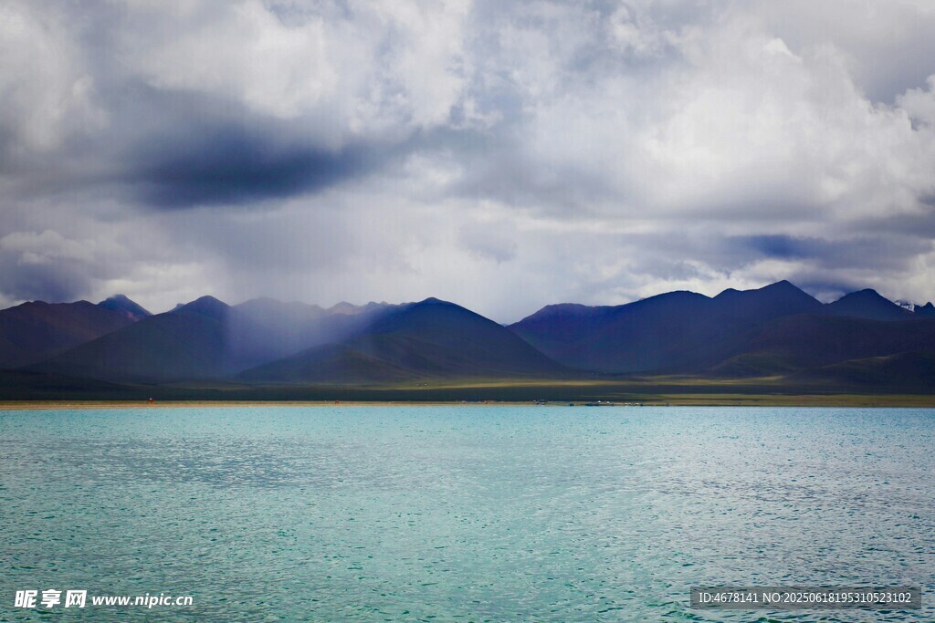 梦幻湖景与远山云雾
