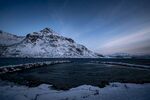 雪山下的宁静水域