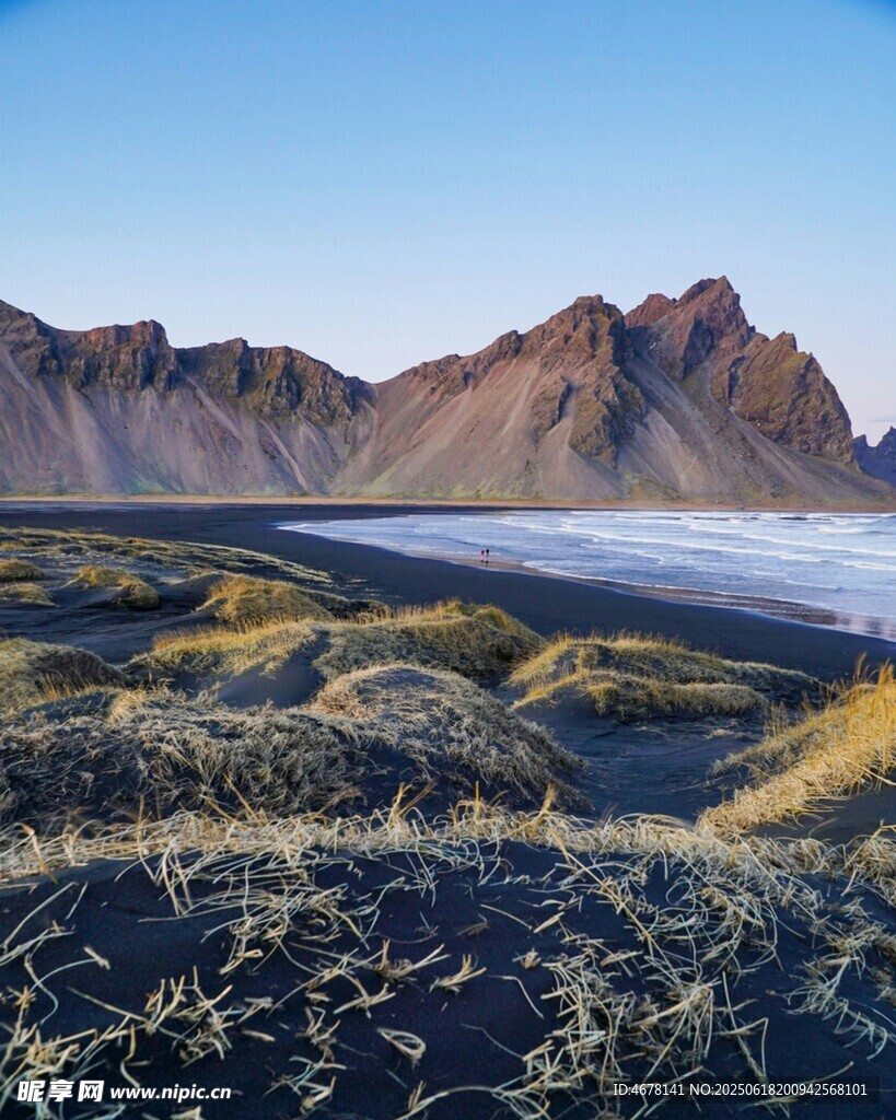 冰岛黑沙滩与壮丽山峦景观