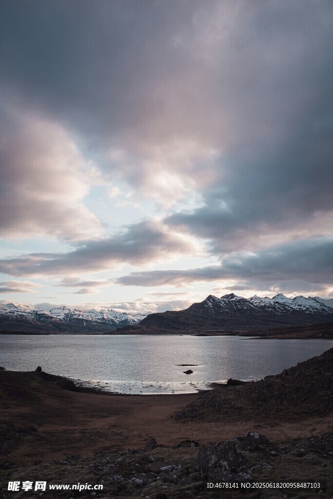 湖畔暮色中的壮丽山景