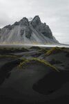 冰岛黑沙滩与巍峨山峰