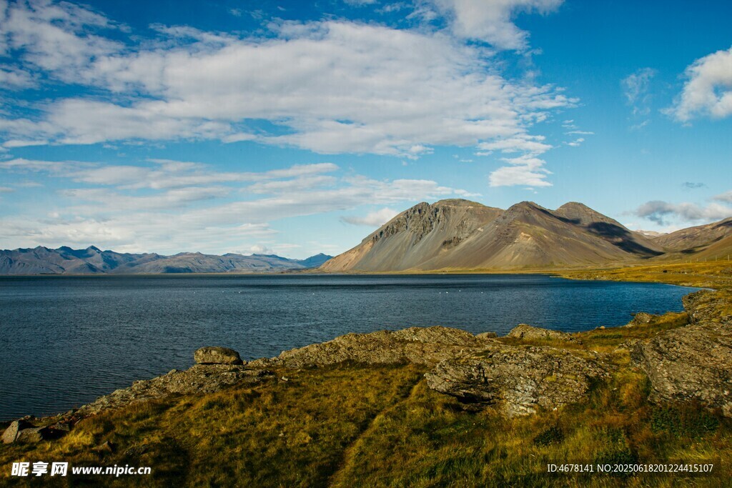 湖畔青山美景