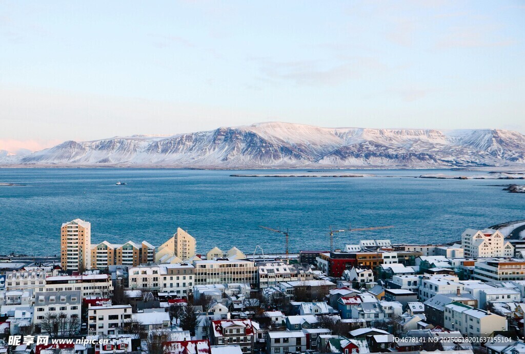 城市海景与远处雪山风光