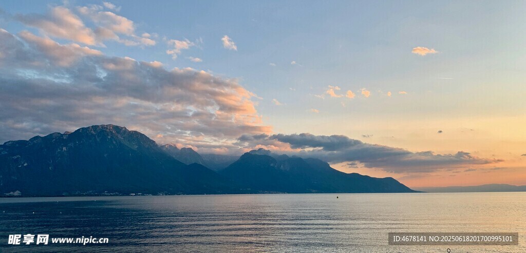 海边日落时分的壮丽山景