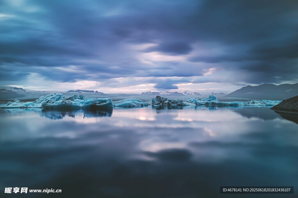 宁静湖景与梦幻天空倒影