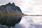 壮丽山景与平静湖面倒影