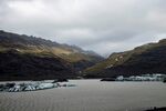 山间湖泊与漂浮冰块景观