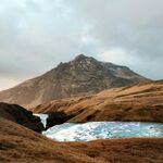 山间湖泊与巍峨山峰景色