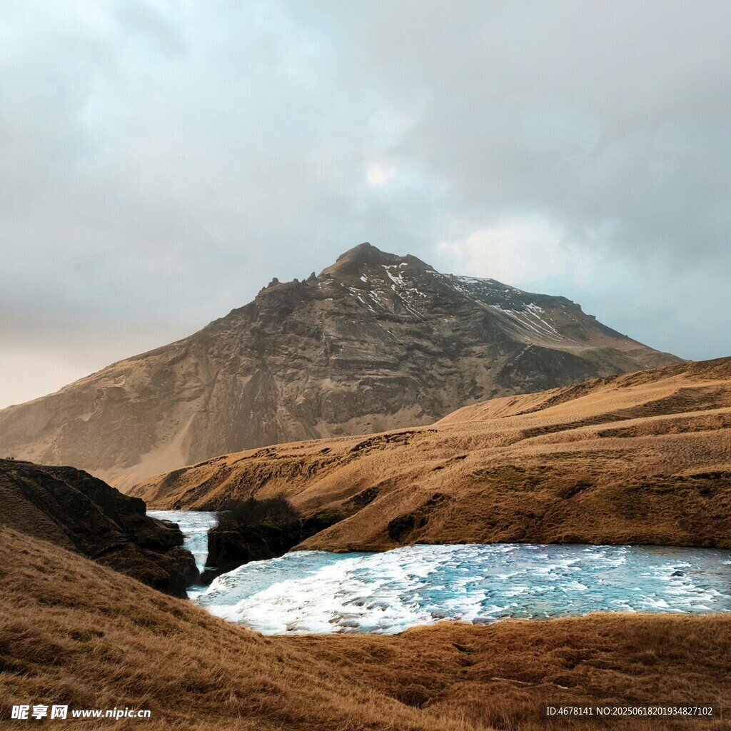 山间湖泊与巍峨山峰景色