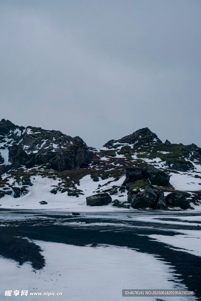 极地冰雪覆盖的山脉景观