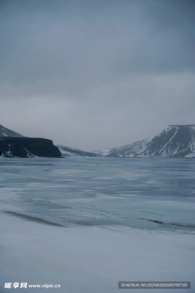冰封湖面与远处山峦