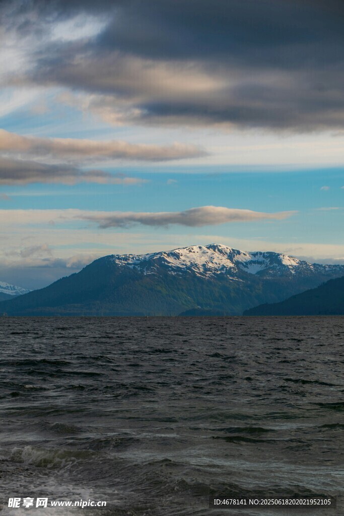 海上远眺雪山壮丽景观