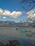 湖畔美景 远山白云伴孤舟