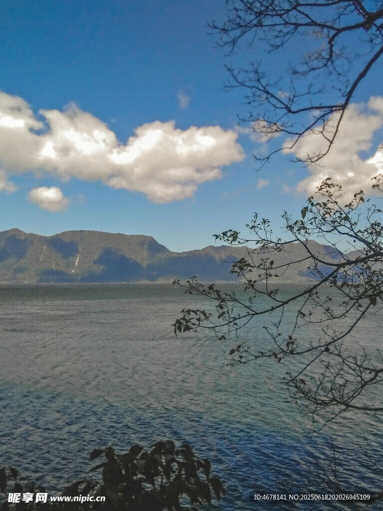 湖畔美景 远山白云伴孤舟