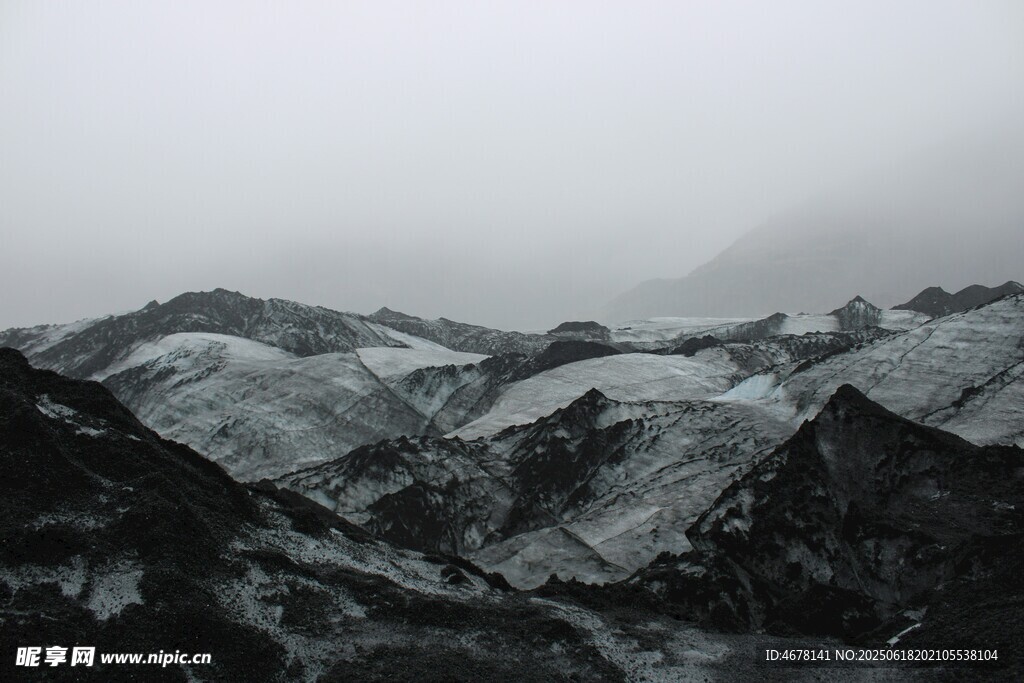 雪覆山峦的壮丽景致