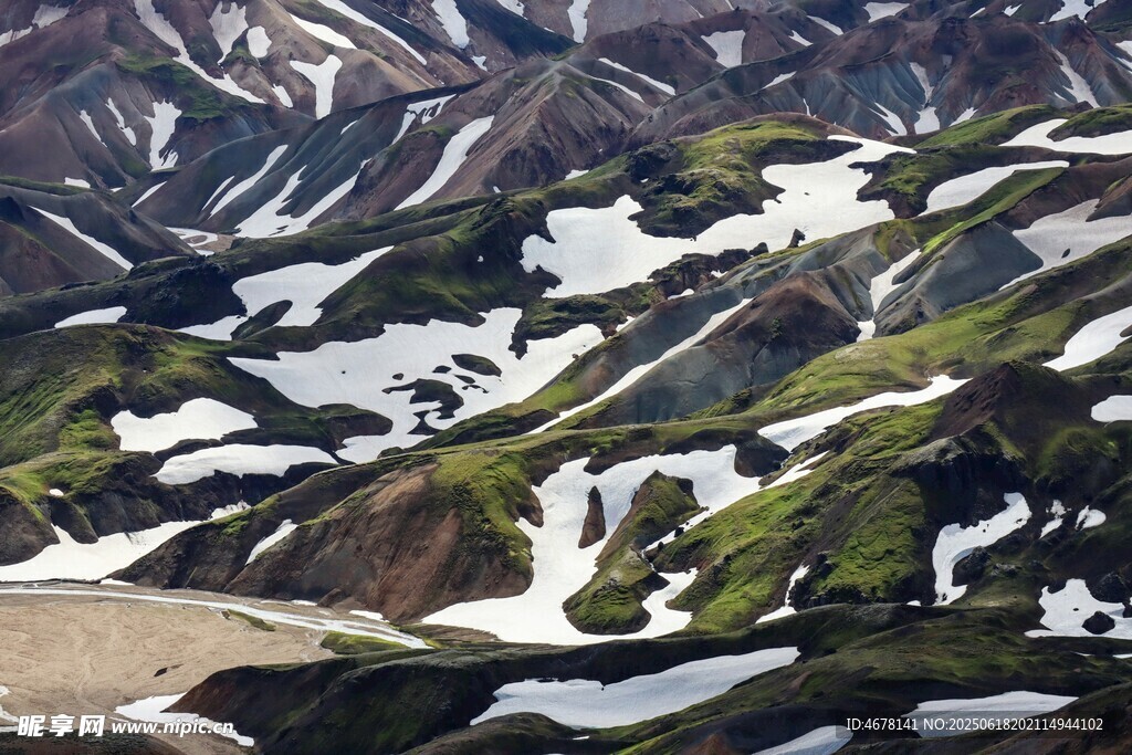 雪山下的翠绿山峦