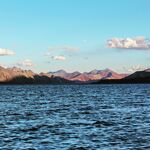 湖畔远山美景