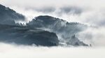 云雾缭绕的山峦美景