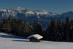 雪覆山林中的静谧小屋