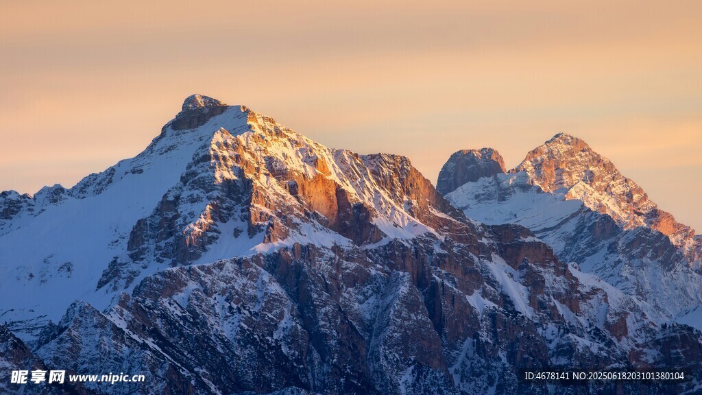 壮丽雪山日出美景