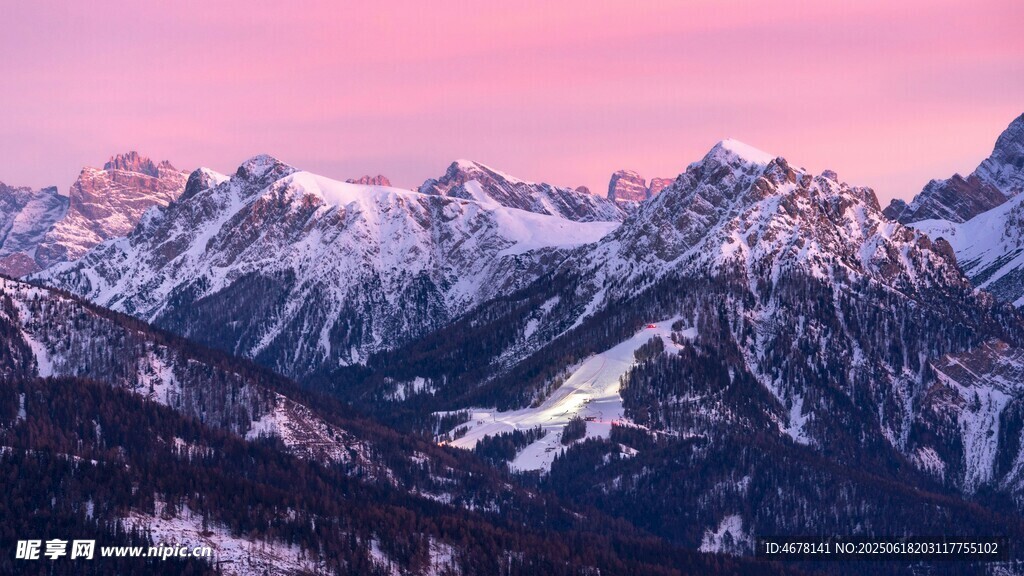 壮丽雪山日出美景