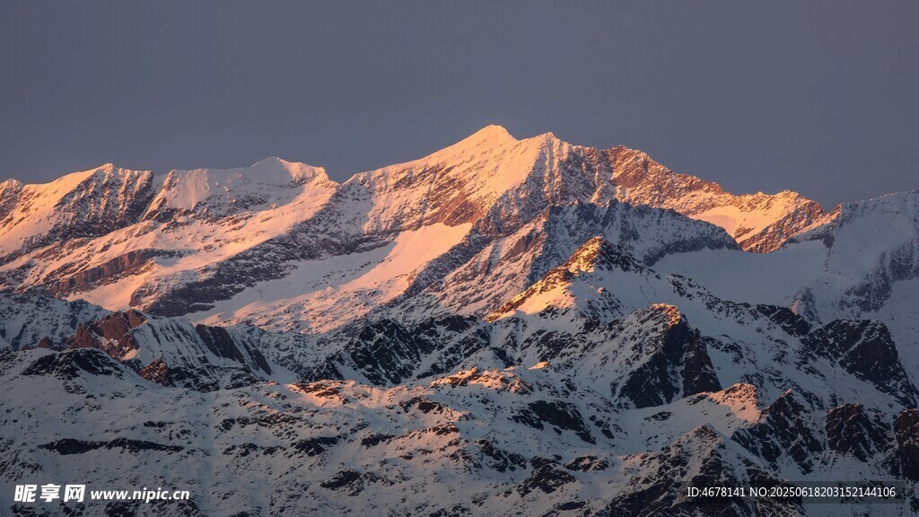 雪山壮丽日出美景