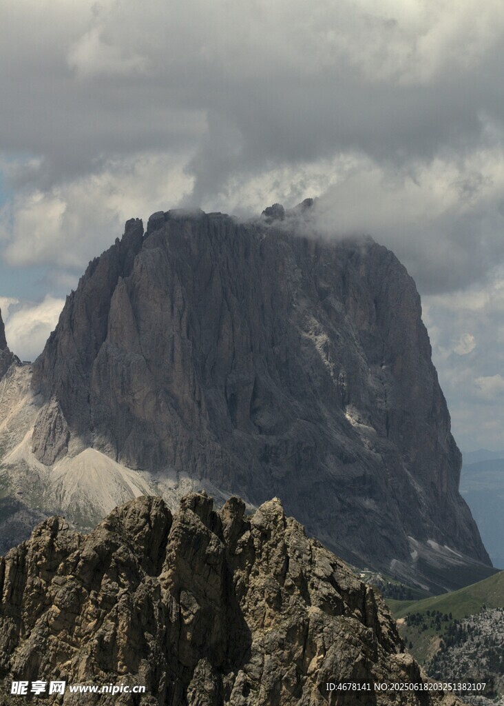 巍峨高山云雾缭绕之景