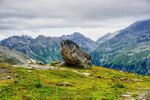 山间巨石与葱郁山峦美景